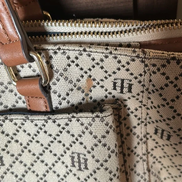 Tommy Hilfiger Beige Tote with Brown Handles - Picture 8 of 9